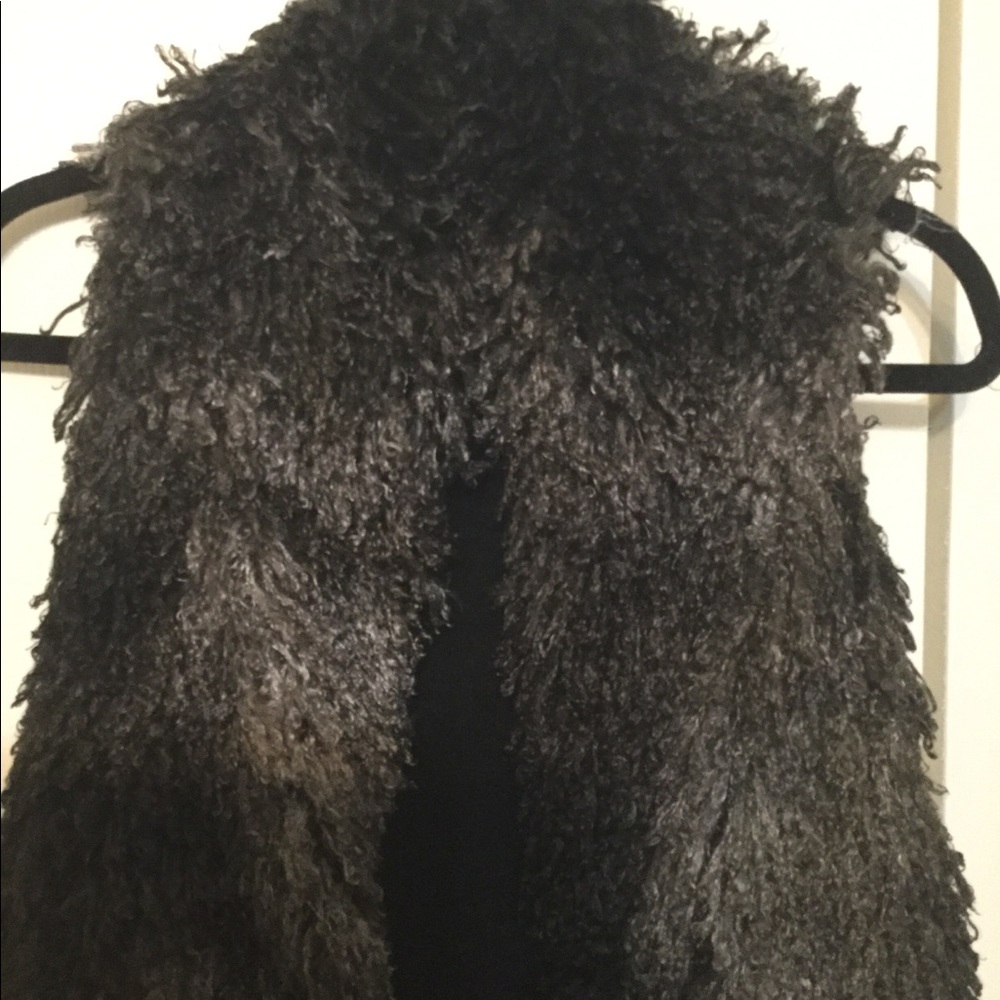 NWOT.  Fur vest - Picture 3 of 8